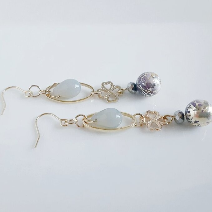 しずくが揺れるオーバルフープと唐草ビーズと四葉のクローバーのピアス/イヤリング(紫とグレー)