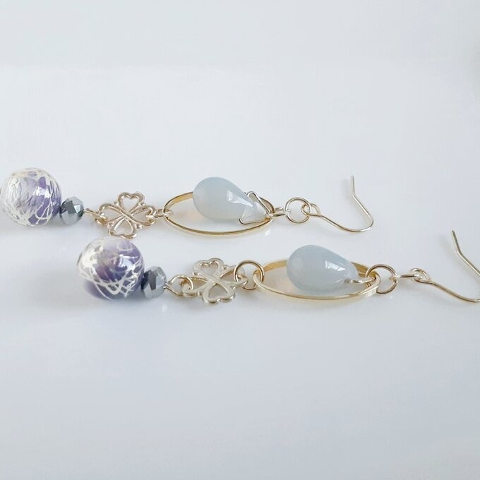 しずくが揺れるオーバルフープと唐草ビーズと四葉のクローバーのピアス/イヤリング(紫とグレー)