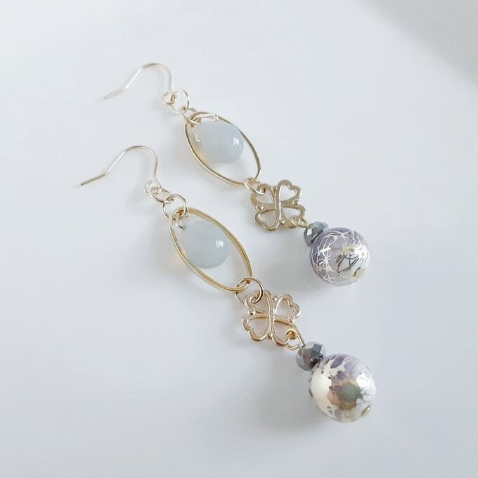 しずくが揺れるオーバルフープと唐草ビーズと四葉のクローバーのピアス/イヤリング(紫とグレー)