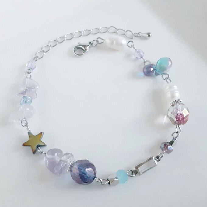 スクエアのフレームストーンとアメジストと淡水パールとしずくとチェコビーズのグラデーション風ブレスレット