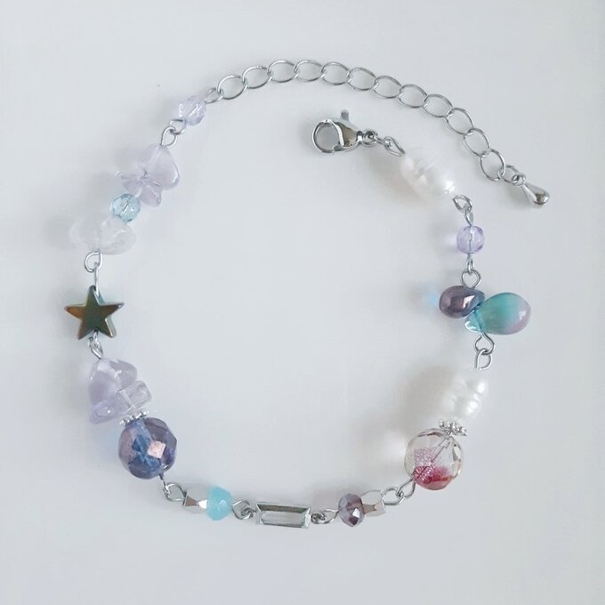 スクエアのフレームストーンとアメジストと淡水パールとしずくとチェコビーズのグラデーション風ブレスレット