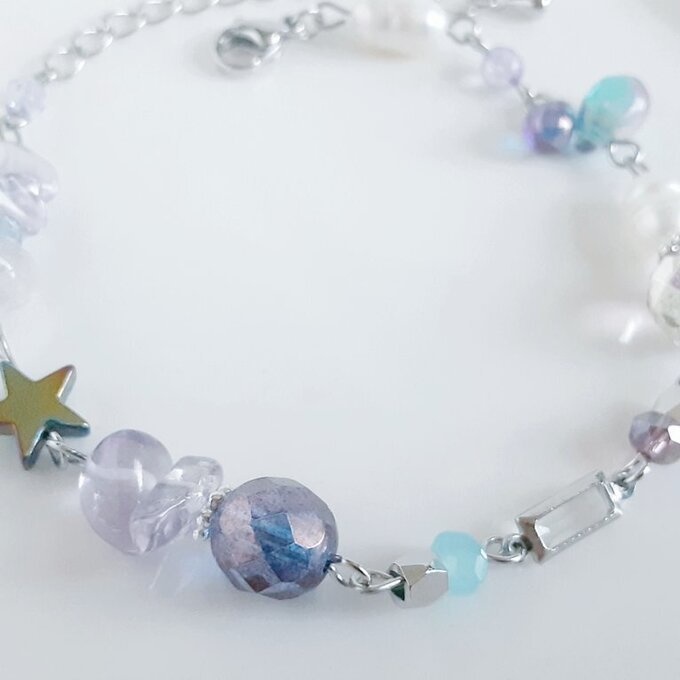 スクエアのフレームストーンとアメジストと淡水パールとしずくとチェコビーズのグラデーション風ブレスレット