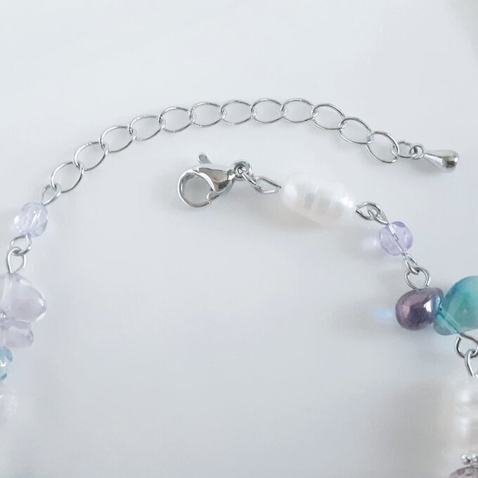 スクエアのフレームストーンとアメジストと淡水パールとしずくとチェコビーズのグラデーション風ブレスレット