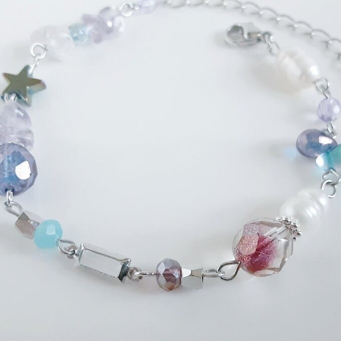 スクエアのフレームストーンとアメジストと淡水パールとしずくとチェコビーズのグラデーション風ブレスレット