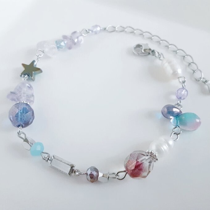 スクエアのフレームストーンとアメジストと淡水パールとしずくとチェコビーズのグラデーション風ブレスレット