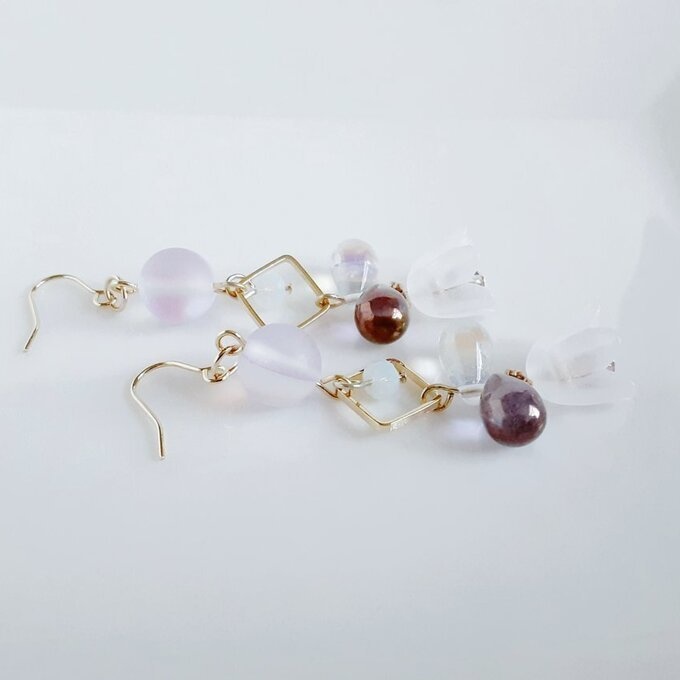 すずらんビーズが可愛い☆スクエアフープとチェコビーズのお洒落ピアス/イヤリング(ホワイトパープル)