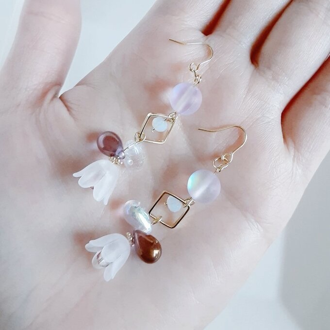 すずらんビーズが可愛い☆スクエアフープとチェコビーズのお洒落ピアス/イヤリング(ホワイトパープル)