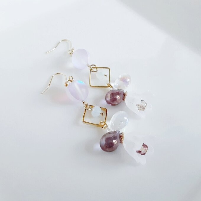 すずらんビーズが可愛い☆スクエアフープとチェコビーズのお洒落ピアス/イヤリング(ホワイトパープル)