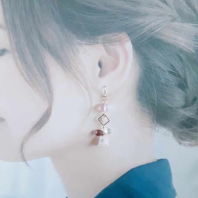 すずらんビーズが可愛い☆スクエアフープとチェコビーズのお洒落ピアス/イヤリング(ホワイトパープル)