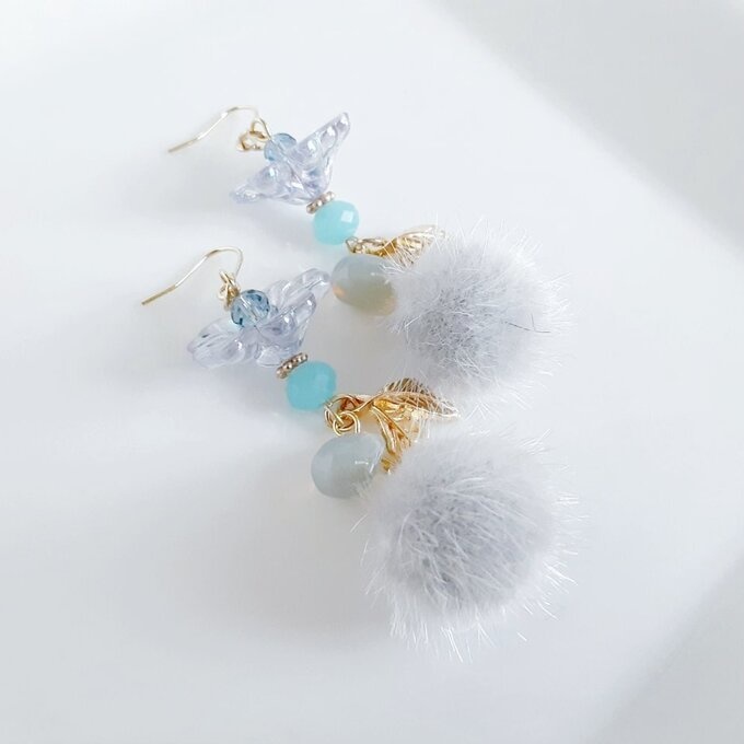 フェイクファーとフラワービーズが可愛い☆冬のもふもふピアス/イヤリング(グレー)