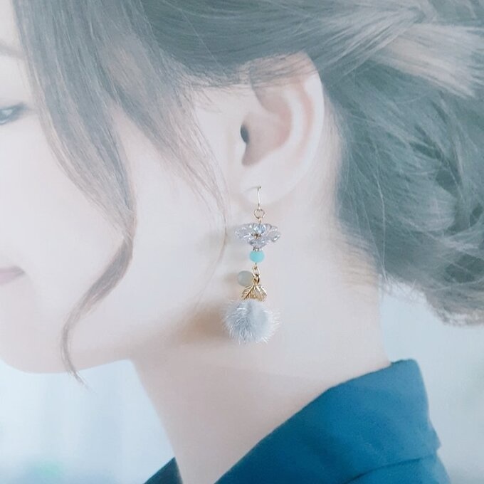 フェイクファーとフラワービーズが可愛い☆冬のもふもふピアス/イヤリング(グレー)