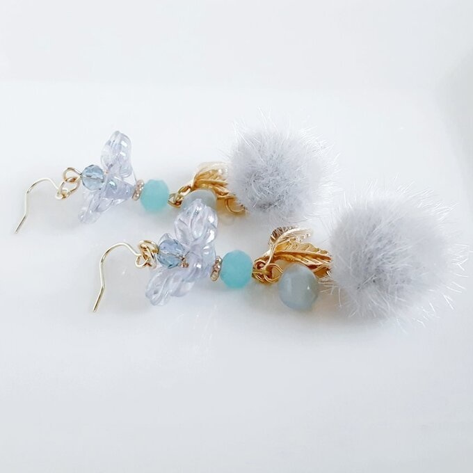 フェイクファーとフラワービーズが可愛い☆冬のもふもふピアス/イヤリング(グレー)