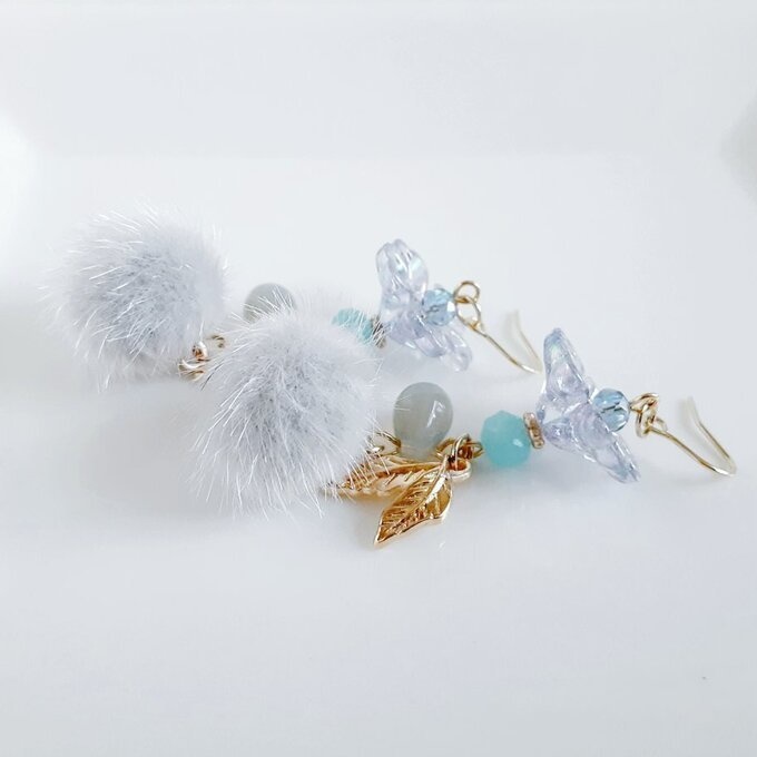フェイクファーとフラワービーズが可愛い☆冬のもふもふピアス/イヤリング(グレー)