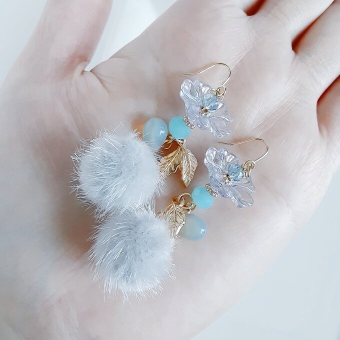 フェイクファーとフラワービーズが可愛い☆冬のもふもふピアス/イヤリング(グレー)