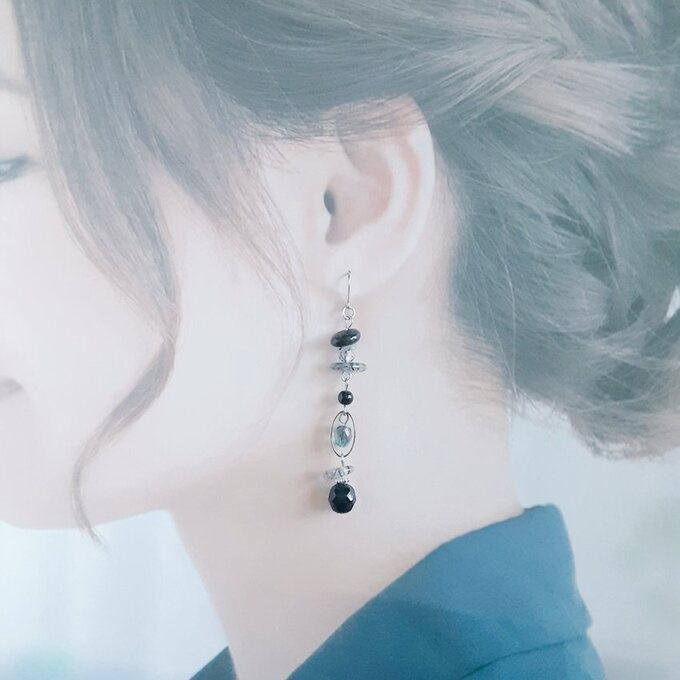 トルマリンクォーツとオーバルフープとチェコビーズのピアス/イヤリング