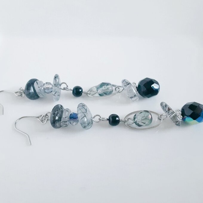 トルマリンクォーツとオーバルフープとチェコビーズのピアス/イヤリング