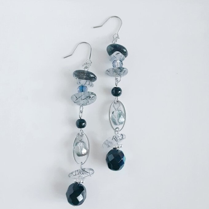 トルマリンクォーツとオーバルフープとチェコビーズのピアス/イヤリング