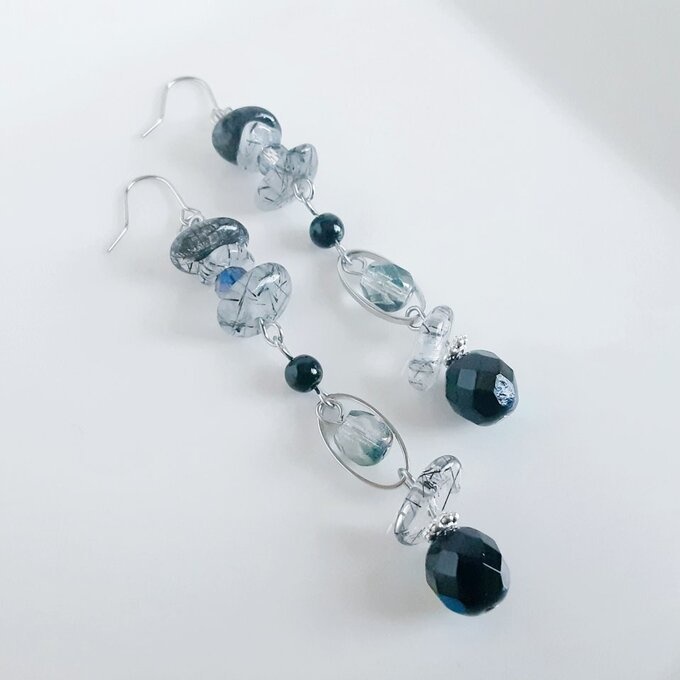 トルマリンクォーツとオーバルフープとチェコビーズのピアス/イヤリング