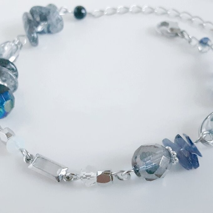 スクエアのフレームストーンとアイオライトとトルマリンクォーツとチェコビーズのグラデーション風ブレスレット