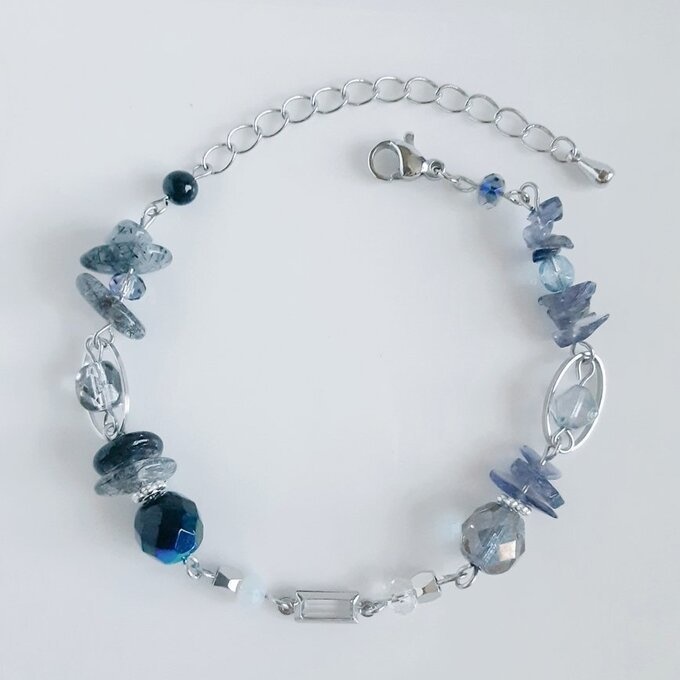 スクエアのフレームストーンとアイオライトとトルマリンクォーツとチェコビーズのグラデーション風ブレスレット