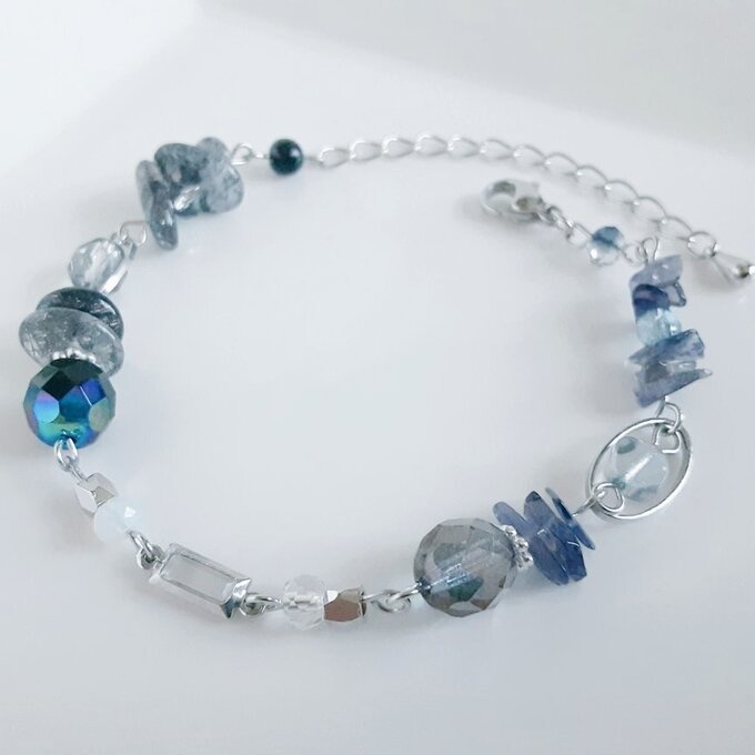 スクエアのフレームストーンとアイオライトとトルマリンクォーツとチェコビーズのグラデーション風ブレスレット