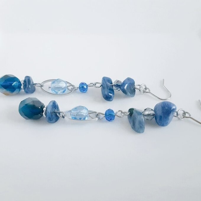 ソーダライトとオーバルフープとチェコビーズのピアス/イヤリング