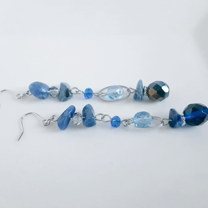 ソーダライトとオーバルフープとチェコビーズのピアス/イヤリング