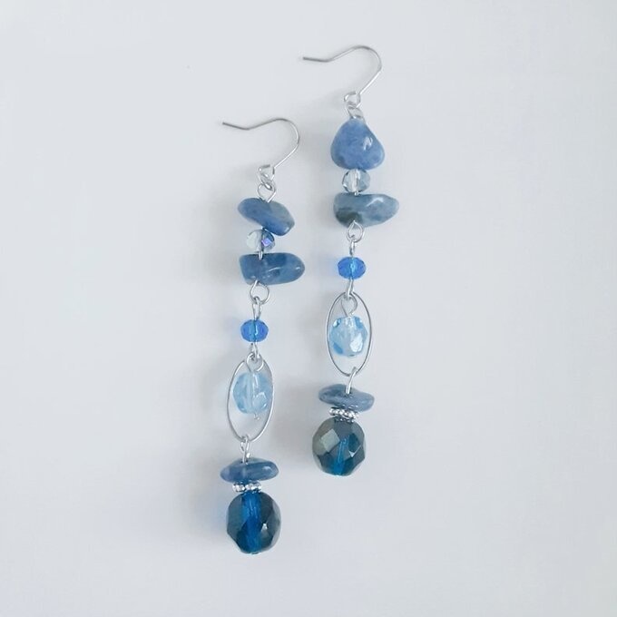 ソーダライトとオーバルフープとチェコビーズのピアス/イヤリング