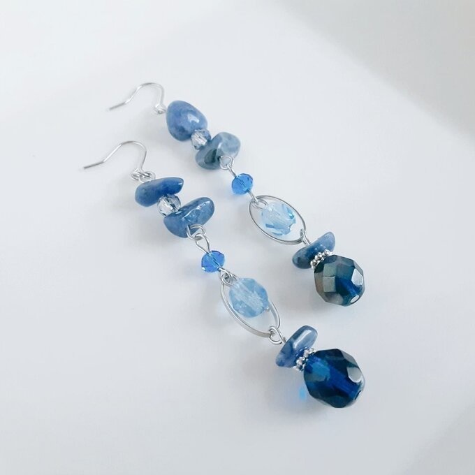 ソーダライトとオーバルフープとチェコビーズのピアス/イヤリング