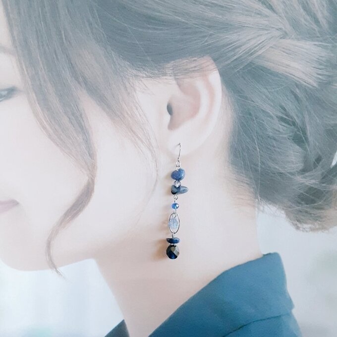 ソーダライトとオーバルフープとチェコビーズのピアス/イヤリング