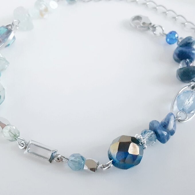 スクエアのフレームストーンとアクアマリンとソーダライトとチェコビーズのグラデーション風ブレスレット