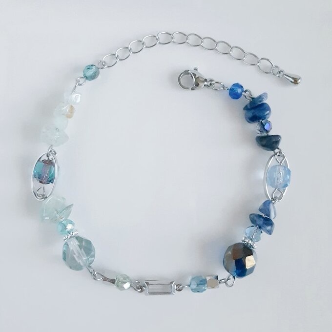スクエアのフレームストーンとアクアマリンとソーダライトとチェコビーズのグラデーション風ブレスレット