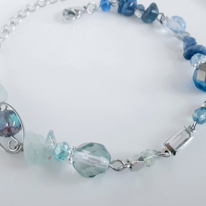 スクエアのフレームストーンとアクアマリンとソーダライトとチェコビーズのグラデーション風ブレスレット