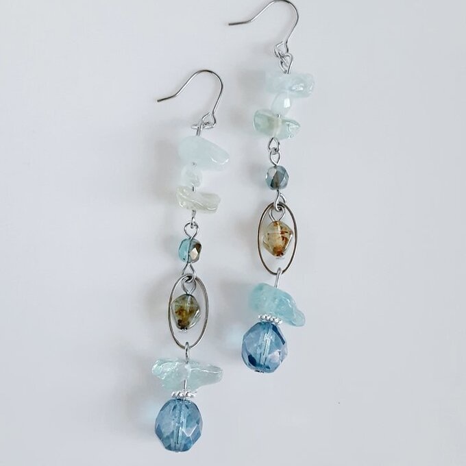 アクアマリンとオーバルフープとチェコビーズのピアス/イヤリング