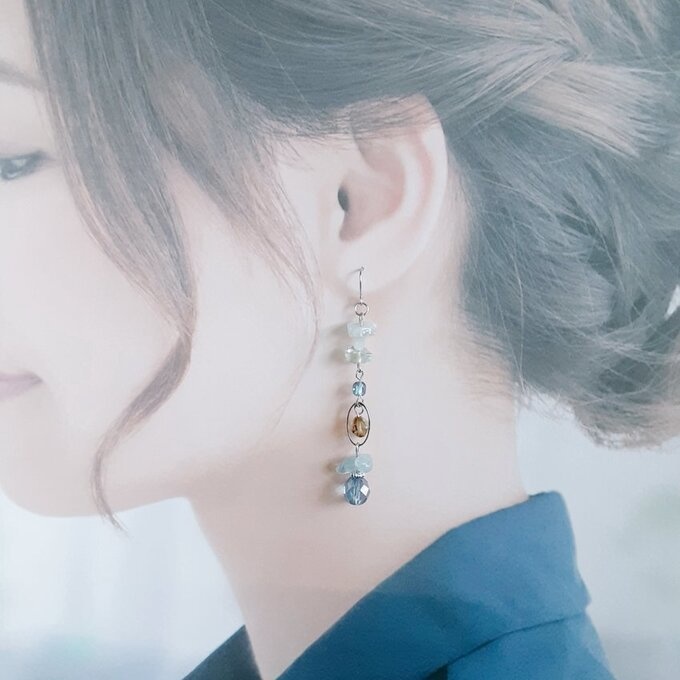 アクアマリンとオーバルフープとチェコビーズのピアス/イヤリング