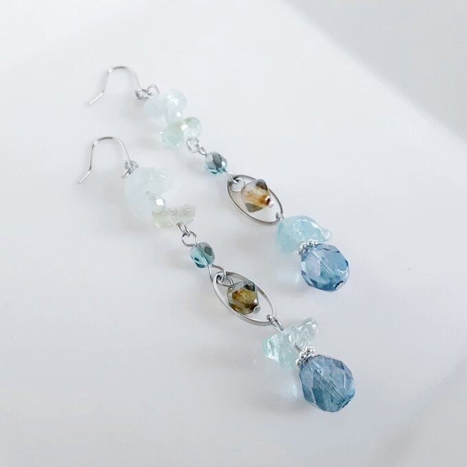 アクアマリンとオーバルフープとチェコビーズのピアス/イヤリング