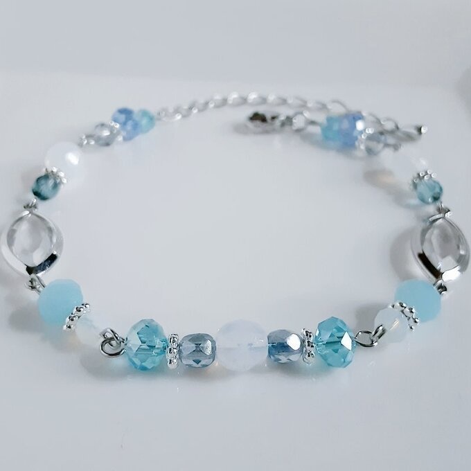 アクリルフレームストーンが素敵な涼しげブレスレット(淡いブルー)