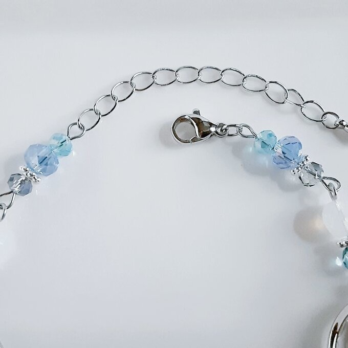 アクリルフレームストーンが素敵な涼しげブレスレット(淡いブルー)