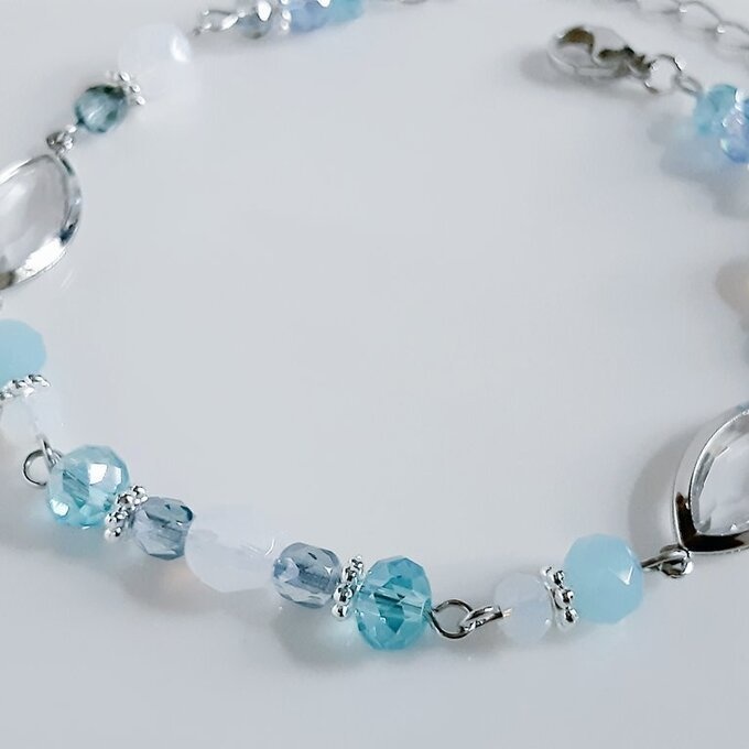 アクリルフレームストーンが素敵な涼しげブレスレット(淡いブルー)