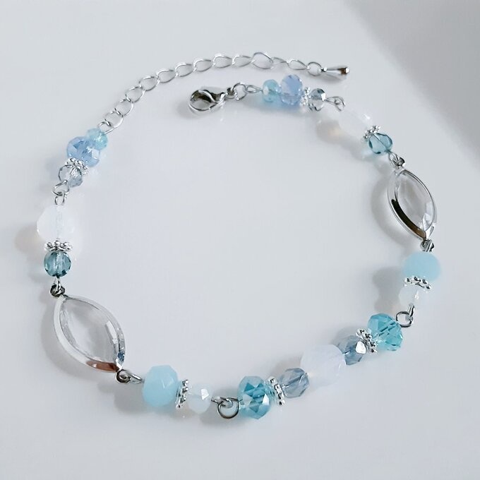 アクリルフレームストーンが素敵な涼しげブレスレット(淡いブルー)