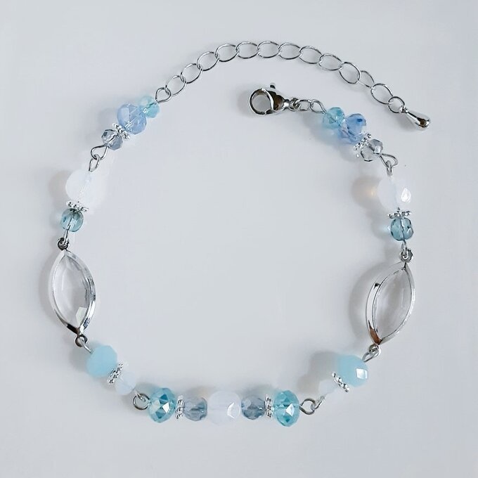 アクリルフレームストーンが素敵な涼しげブレスレット(淡いブルー)