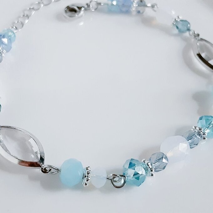 アクリルフレームストーンが素敵な涼しげブレスレット(淡いブルー)