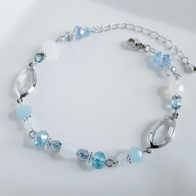 アクリルフレームストーンが素敵な涼しげブレスレット(淡いブルー)