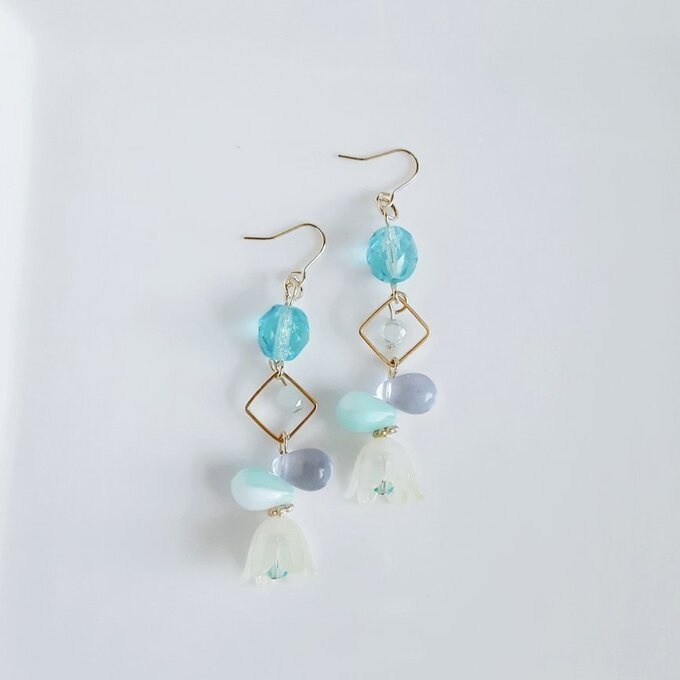 すずらんビーズが可愛い☆スクエアフープとチェコビーズのお洒落ピアス/イヤリング(イエローブルー)