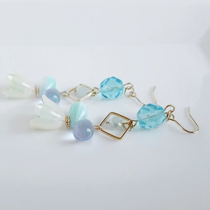 すずらんビーズが可愛い☆スクエアフープとチェコビーズのお洒落ピアス/イヤリング(イエローブルー)