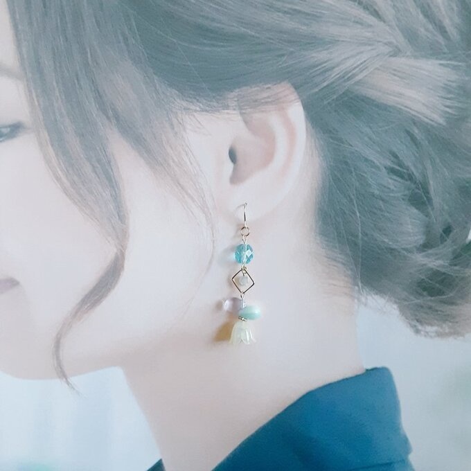 すずらんビーズが可愛い☆スクエアフープとチェコビーズのお洒落ピアス/イヤリング(イエローブルー)