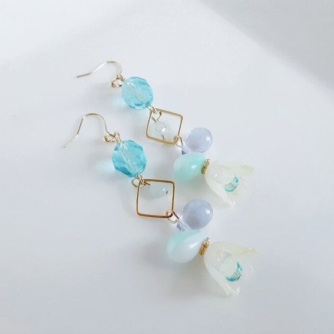 すずらんビーズが可愛い☆スクエアフープとチェコビーズのお洒落ピアス/イヤリング(イエローブルー)