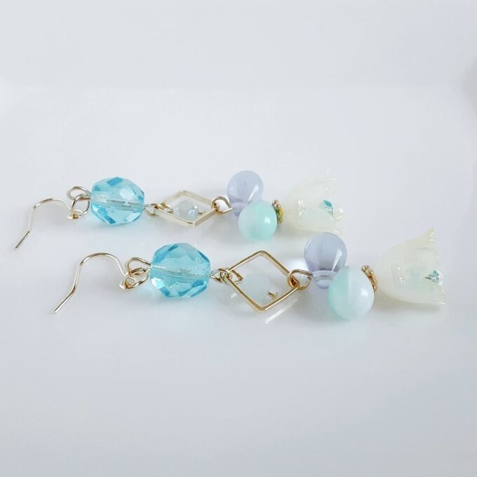 すずらんビーズが可愛い☆スクエアフープとチェコビーズのお洒落ピアス/イヤリング(イエローブルー)