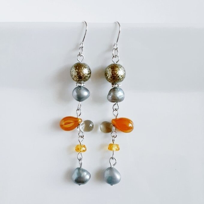 上品な淡水パールが揺れる☆ぷっくりしずくとシャイニーパールのゆらゆらロングピアス/イヤリング(秋色グリーン)