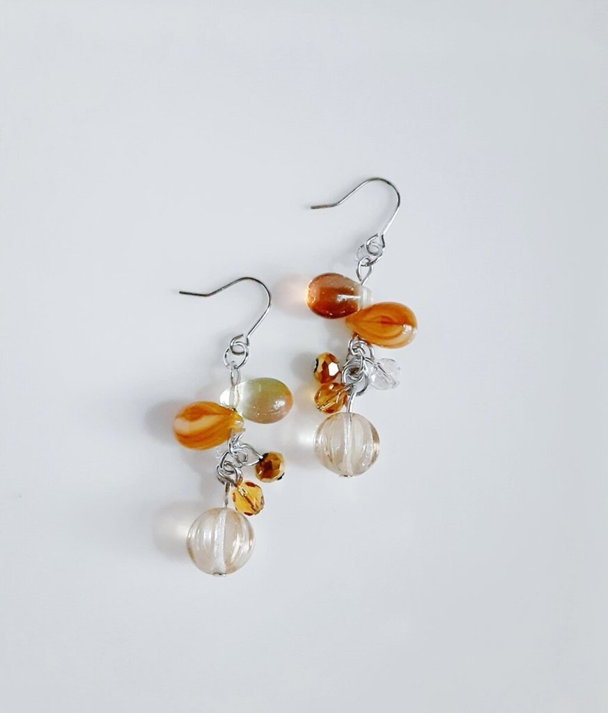 チェコビーズが揺れる☆しずくとガラスビーズのプチジャラジャラピアス/イヤリング(黄昏ゴールド)